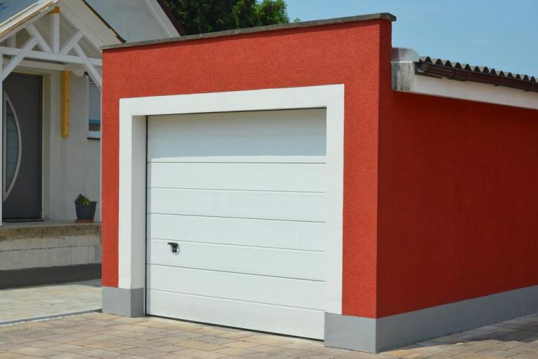 Quel matériau choisir pour une porte de garage à Hayange ?
